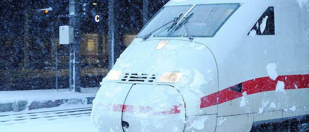 ICE on ice. In den vergangenen Wintern fielen viele Züge aus. In diesem Jahr bereitet die Bahn ihre Züge schon seit dem Sommer auf Eis und Schnee vor.