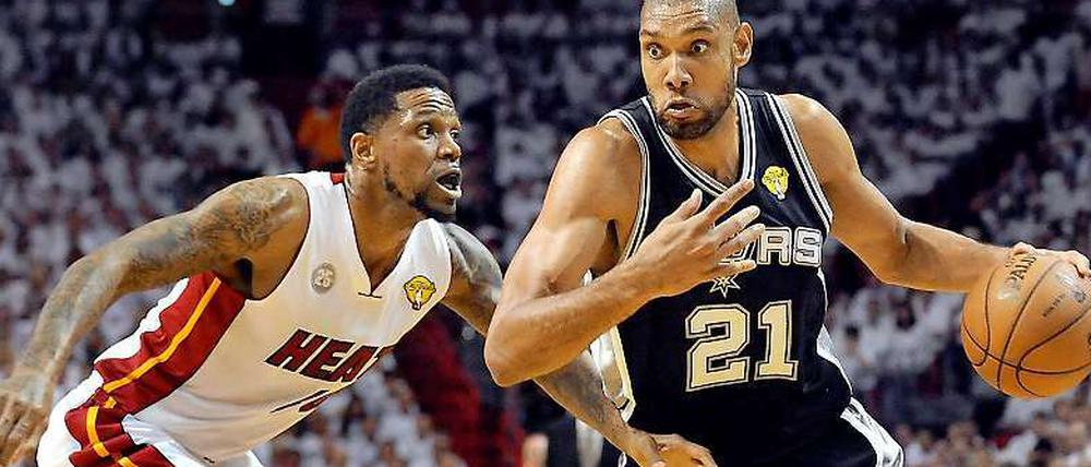 Selbstinszenierung? Fehlanzeige. Stattdessen versenkt Tim Duncan (rechts) konstant seine Mitteldistanzwürfe