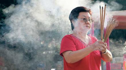 Ahnenverehrung. Eine chinesischstämmige Malaysierin betet in einem Tempel in Penang. In dem Bundesstaat stellen die Chinesen mit etwa 45 Prozent die Bevölkerungsmehrheit.