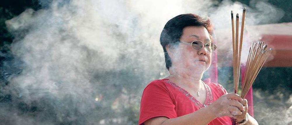 Ahnenverehrung. Eine chinesischstämmige Malaysierin betet in einem Tempel in Penang. In dem Bundesstaat stellen die Chinesen mit etwa 45 Prozent die Bevölkerungsmehrheit.