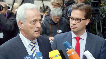 Viele Fragen bleiben offen. Peter Ramsauer (CSU, l) und sein Verhandlungspartner der SPD, Florian Pronold nach dem Treffen der Arbeitsgruppe Verkehr und Wohnen. 