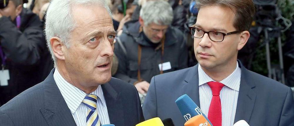 Viele Fragen bleiben offen. Peter Ramsauer (CSU, l) und sein Verhandlungspartner der SPD, Florian Pronold nach dem Treffen der Arbeitsgruppe Verkehr und Wohnen. 