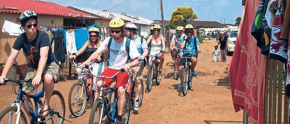 Radtour durch die Armut: Touristen schauen sich das Township Soweto bei Johannesburg an.