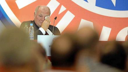 Uli Hoeneß hat inzwischen einen persönlichen Volksentscheid über seine Zukunft als Bayern-Präsident in Aussicht gestellt.