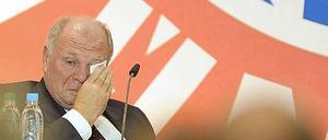 Uli Hoeneß hat inzwischen einen persönlichen Volksentscheid über seine Zukunft als Bayern-Präsident in Aussicht gestellt.