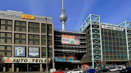 Nachmieter gesucht. 10.000 Quadratmeter stehen hier leer. Und auch das riesige Parkhaus wird wenig genutzt.