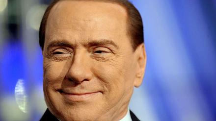 Der ehemalige italienische Präsident Silvio Berlusconi kämpft um sein politisches Überleben. Zum ersten Mal ist er in seiner Partei, die mehr sein Wahlverein ist, umstritten. 