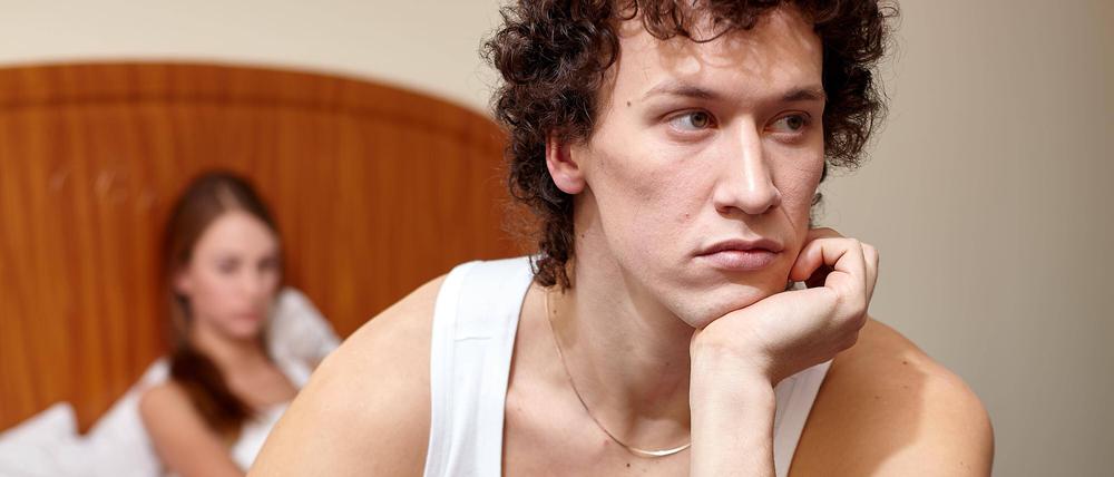 Männer leiden darunter, wenn die Erektion im Fall der Fälle ausbleibt