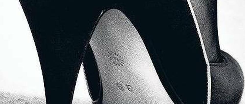 Fersengeld. 1983 fotografierte Helmut Newton diesen schönen Damenschuh mit Fuß darin.