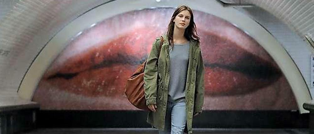 Isabelle (Marine Vacth) in der Métro. Ein paar Schritte weiter, und sie wird sich in Léa verwandeln.