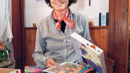 EINGEPACKT. Anita Bernhard bereitet die Schuhkarton-Päckchen vor.