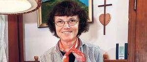 EINGEPACKT. Anita Bernhard bereitet die Schuhkarton-Päckchen vor.