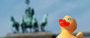 Die Ente ist draußen. Die Berliner Wasserbetriebe sind kein typischer Exporteur. Jetzt liefern sie 8000 Liter nach Asien. So viel verbraucht ein Durchschnittsberliner in zwei bis drei Monaten.