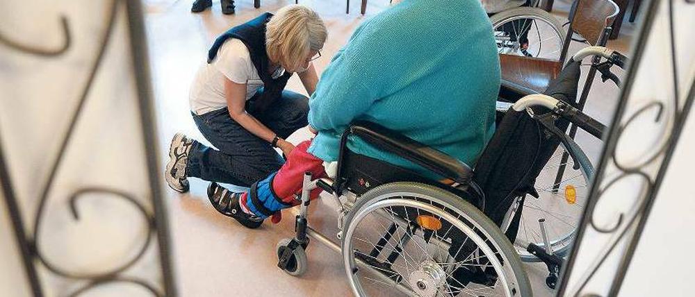 Gerade Demenzkranke sind auf Hilfe angewiesen. Doch nur wenige Pflegekräfte arbeiten dauerhaft in ihrem Beruf. Foto: Felix Kästle/dpa