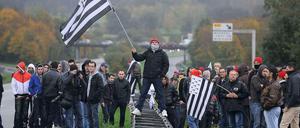 Demonstranten protestieren auf einer Straße in der Bretagne gegen die Ökoabgabe für Lastwagen.