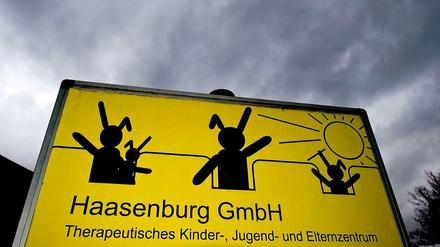 Wegen zahlreicher Misshandlungsvorwürfe sollen die Haasenburg-Heime geschlossen werden. Nun wurde ein neuer Skandal bekannt.