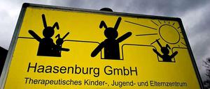 Wegen zahlreicher Misshandlungsvorwürfe sollen die Haasenburg-Heime geschlossen werden. Nun wurde ein neuer Skandal bekannt.