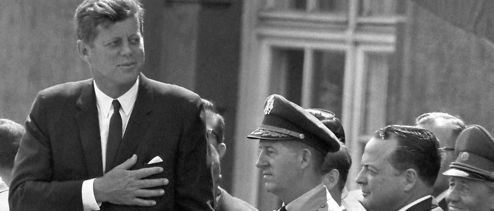 John F. Kennedy vor dem Rathaus in Berlin-Schöneberg nur fünf Monate vor seinem Tod.