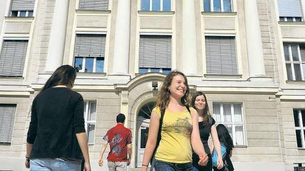 An die Uni. Oft muss lange auf einen Platz gewartet werden. 