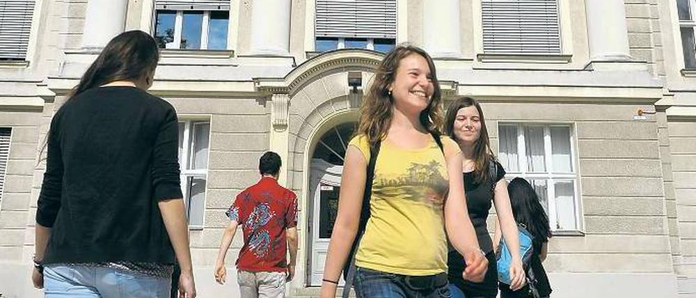 An die Uni. Oft muss lange auf einen Platz gewartet werden.