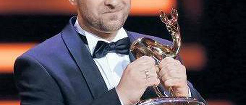 Happy mit Bambi: Ismail Öner bei der Verleihung im Stage Theater. Foto: dpa