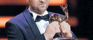 Happy mit Bambi: Ismail Öner bei der Verleihung im Stage Theater. Foto: dpa