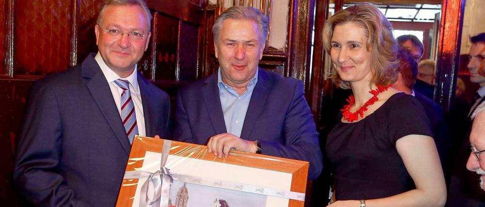 Geschenk vom Chef. Klaus Wowereit (Mitte) überreichte Frank Henkel und dessen Partnerin Kathrin Bernikas ein Bild, das ein Mitarbeiter der Senatskanzlei für ihn gemalt hat.