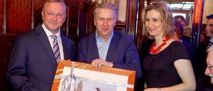 Geschenk vom Chef. Klaus Wowereit (Mitte) überreichte Frank Henkel und dessen Partnerin Kathrin Bernikas ein Bild, das ein Mitarbeiter der Senatskanzlei für ihn gemalt hat.