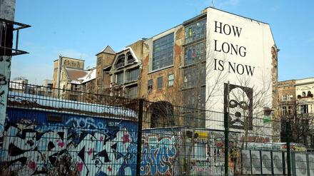 Die Tacheles-Ruine wurde von allen Seiten abgesperrt. Nur ohne "Mieter" ist das Gelände plus Ruine gut zu verkaufen.