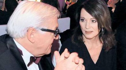 Laudator und Geehrte. Frank-Walter Steinmeier und Iris Berben.