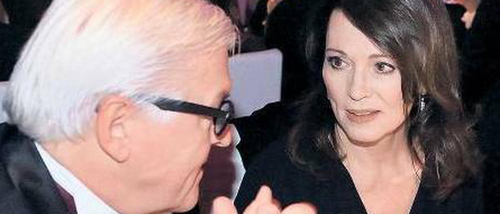Laudator und Geehrte. Frank-Walter Steinmeier und Iris Berben.