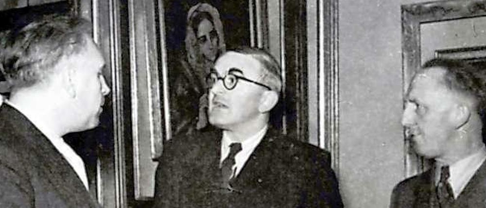 Oberbürgermeister Josef Gockeln (CDU, l-r), der Direktor des Kunstvereins Hildebrand Gurlitt und Paul Kauhausen vom Stadtarchiv stehen bei einer Veranstaltung des Kunstvereins in Düsseldorf.