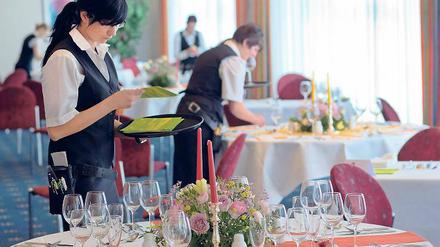 Zu Tisch. Im Gastgewerbe sind Mitarbeiter gesucht. Ihre Chancen, gute Arbeitsbedingungen auszuhandeln, sind so gut wie nie. 