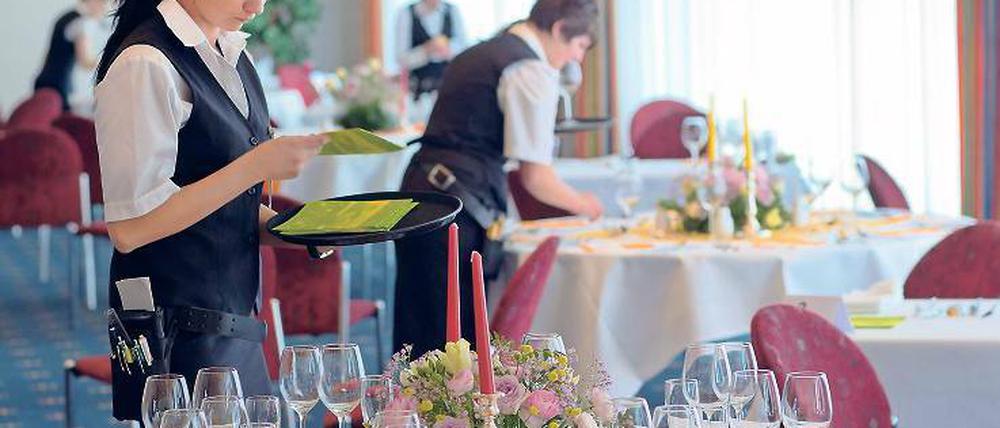 Zu Tisch. Im Gastgewerbe sind Mitarbeiter gesucht. Ihre Chancen, gute Arbeitsbedingungen auszuhandeln, sind so gut wie nie.