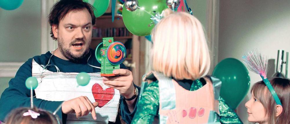 Perfekter Papa. Konrad (Charly Hübner) ist gerne Hausmann, doch dann will er in den Beruf zurück.