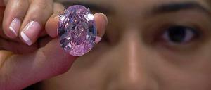 Bei Auktionen in der Schweiz werden für große Steine gerade hohe zweistellige Millionenbeträge gezahlt. Zuletzt wurden fast 62 Millionen Euro für eine seltenen rosafarbenen Diamanten gezahlt. 
