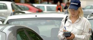 Was das wieder kostet! Der Bezirk bezahlt für das Erstellen eines Knöllchens 9,65 Euro; der Autohalter muss je nach Verstoß zwischen fünf und 35 Euro berappen.