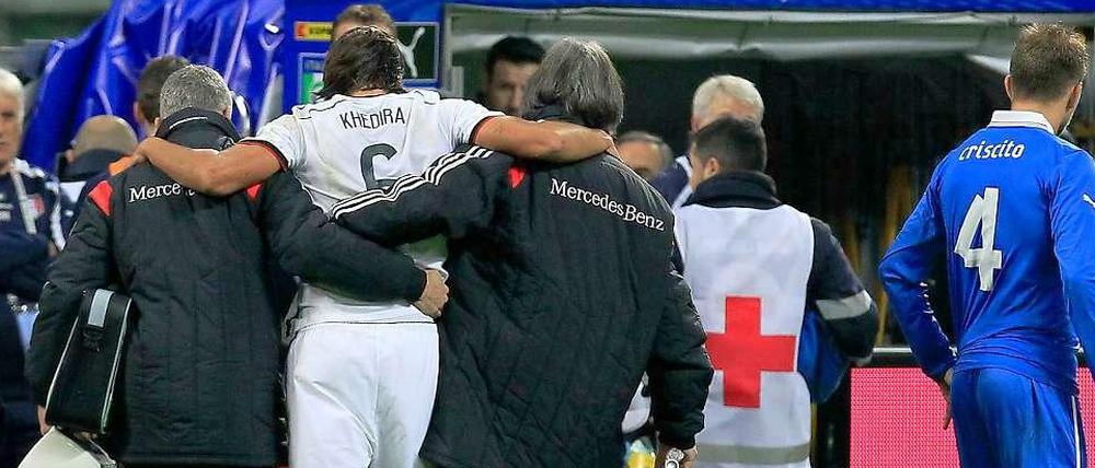 Früher war alles besser? Von wegen. Bis vor einigen Jahren konnte ein Kreuzbandriss, wie ihn sich Deutschlands Fußball-Nationalspieler Sami Khedira am Freitag zugezogen hat, durchaus das Karriereende bedeuten. Mittlerweile hat die Sportmedizin gewaltige Fortschritte gemacht. 