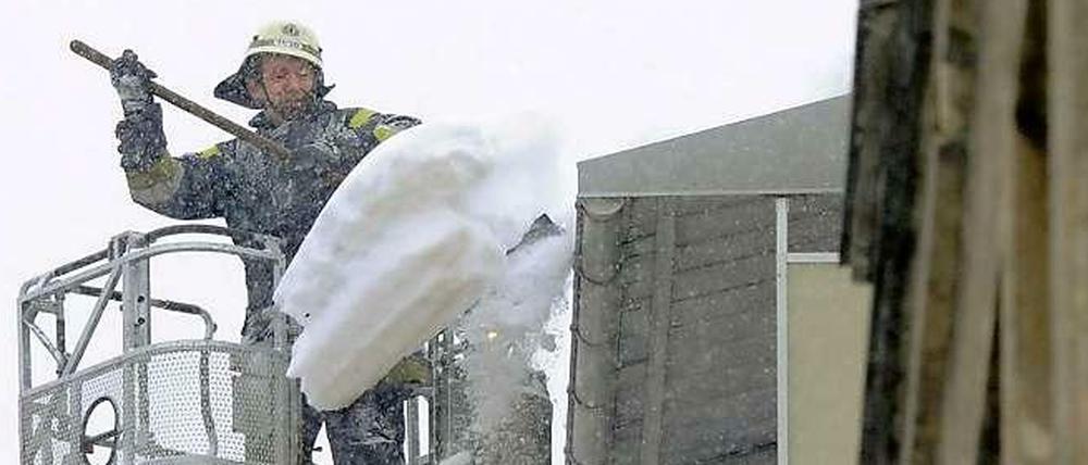 Bisher mussten eher Berlins Feuerwehrleute Hochleistungen zeigen, wenn mal wieder zu viel Schnee fiel. Nun müssen auch Potsdams Athleten Einsatz zeigen: Wenn es schneit, müssen sie raus aus der Halle.
