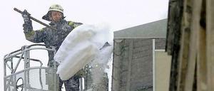 Bisher mussten eher Berlins Feuerwehrleute Hochleistungen zeigen, wenn mal wieder zu viel Schnee fiel. Nun müssen auch Potsdams Athleten Einsatz zeigen: Wenn es schneit, müssen sie raus aus der Halle. 