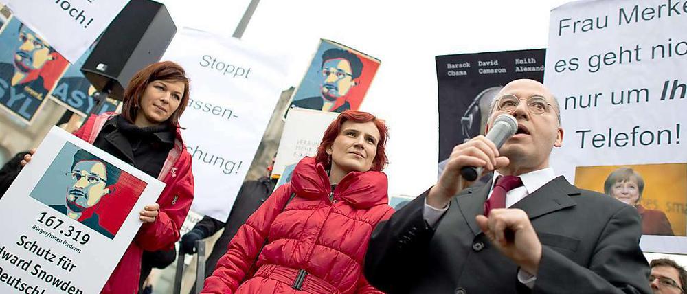 Gregor Gysi und Katja Kipping (Linke) sprechen bei der Demo vor dem Reichstag.