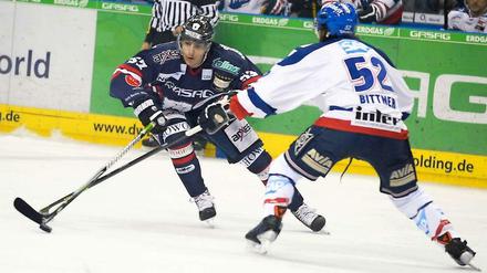 Alex Trivellato (l.) von den Eisbären Berlin im Zweikampf mit Dominik Bittner von den Adler Mannheim.