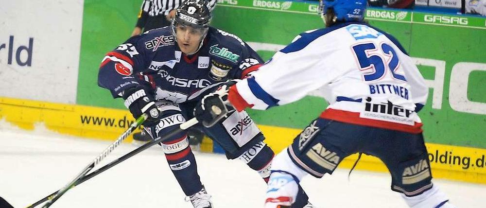 Alex Trivellato (l.) von den Eisbären Berlin im Zweikampf mit Dominik Bittner von den Adler Mannheim.