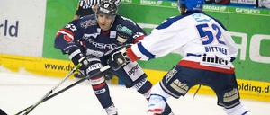Alex Trivellato (l.) von den Eisbären Berlin im Zweikampf mit Dominik Bittner von den Adler Mannheim.
