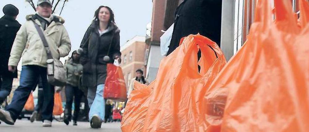 Wegelagerer. Solche dünnwandigen Plastiktüten möchte der EU-Umweltkomissar gern verbannen.
