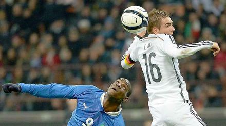 Duell mit dem Angstgegner: Deutschlands Kapitän Philipp Lahm (rechts) gegen Italiens Stürmer Mario Balotelli.
