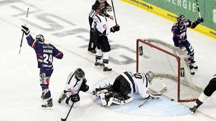 Auf geht's. André Rankel schießt das 1:0 und bringt die Eisbären damit auf Kurs.
