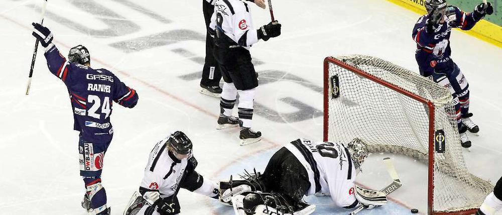 Auf geht's. André Rankel schießt das 1:0 und bringt die Eisbären damit auf Kurs.