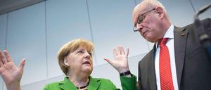 Kanzlerin Merkel und Unionsfraktionschef Kauder wollen den Eindruck der Basis entkräften, die Union verkaufe sich in den Koalitionsgesprächen unter Wert.