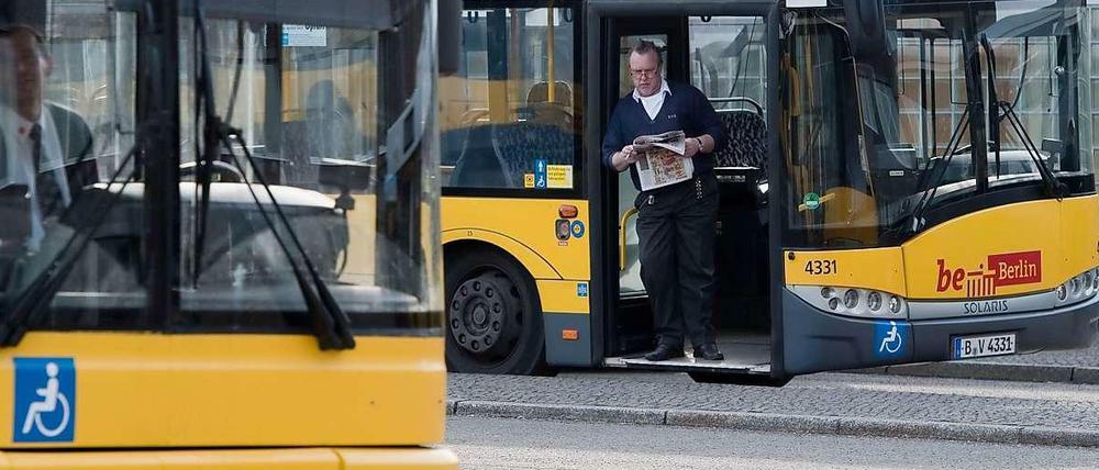 Praktisch, aber auch ziemlich teuer: das so genannte Kneeling, das Absenken der BVG-Busse an Haltestellen.
